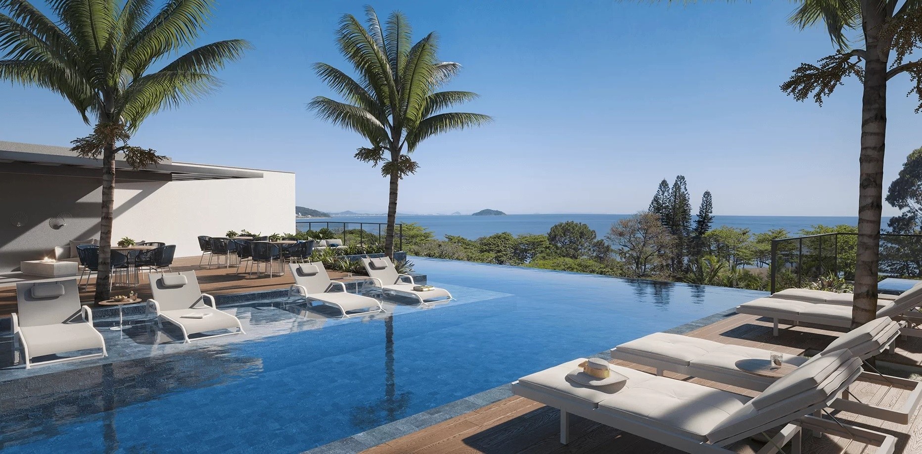 Blue Coast em Penha — piscina com vista para o mar